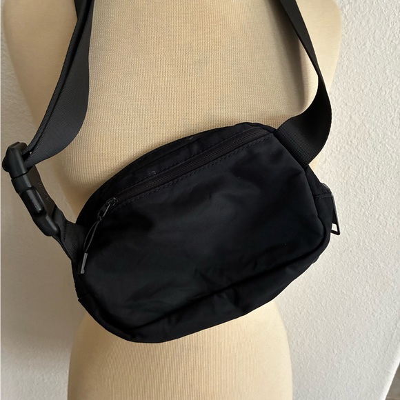 Lululemon Everywhere Belt Bag - Picture 9 of 10
